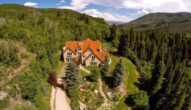 Luxurious Mountain Retreat with Pool