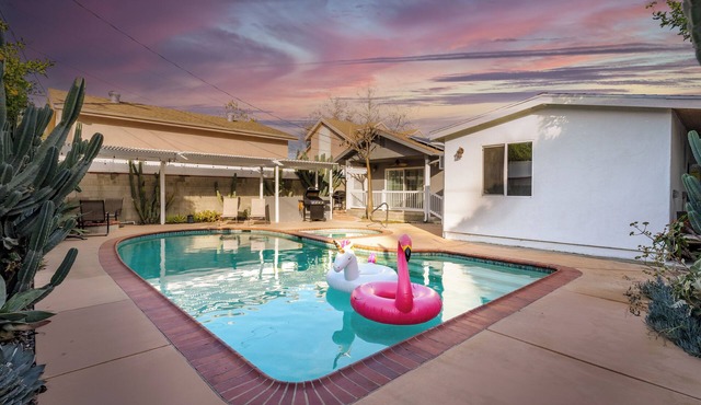 Luxury 5BR Retreat | Pool, Spa & Near Universal