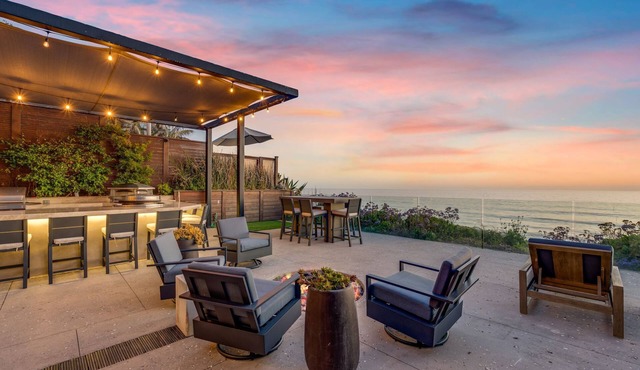 Luxury Oceanfront Home - Walk to Moonlight Beach - Stunning Views