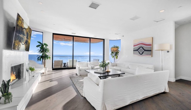 Malibu Oasis - Architectural Masterpiece with Beachfront Oasis