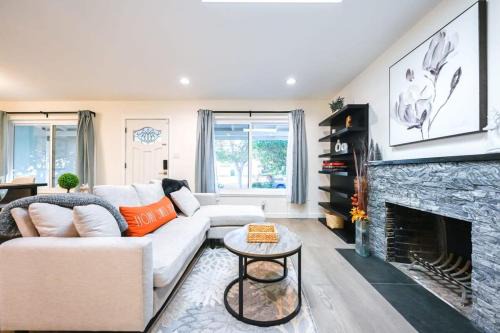 Marbella Lane - Exquisite Home 3BR