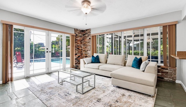 Mins to Downtown - Pool - Free Parking
