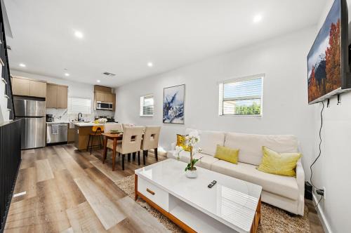 Modern 3 Bedroom Ensuite House with Gated Parking