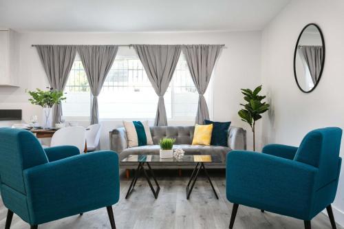 Modern 3BR Apt with Parking in Glendale