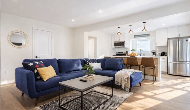 🏡Modern 3BR home minutes from USC, Exposition Park, museums & stadiums. Bright, private space with 3 full bathrooms, fast Wi-Fi, gated parking, and a quiet residential setting—ideal for families, professionals, USC visitors, and long stays near LA.