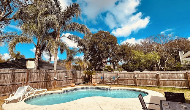 Modern 3BR Home Pool Playroom Quiet Family Frendly