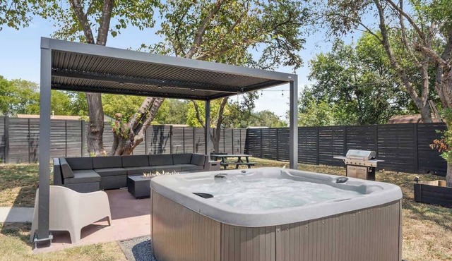 Modern ATX 4BR | HotTub, Mini Golf, & Basketball