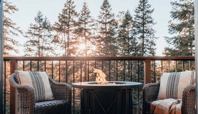 MODERN RUSTIC CABIN W/SPA, WALKING DISTANCE TO SKI RESORT, ZOO & GOLF COURSE