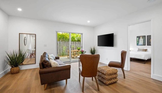 Modern Stay Condo- 2 bed 1 bath Near Riverwalk