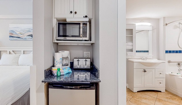 Modern studio condo with pool, tennis, & golf