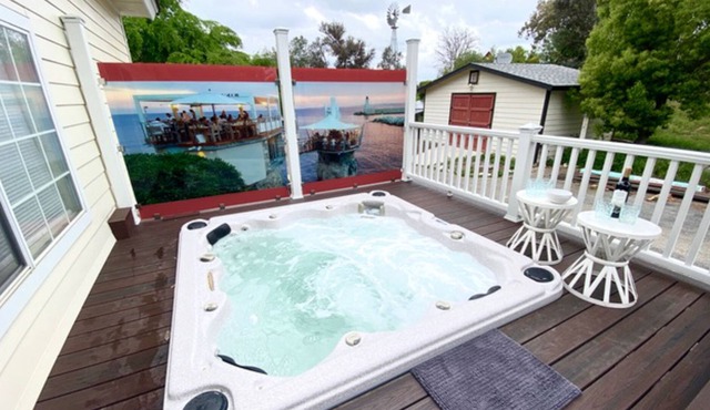 Mountain-view cottage with private hot tub, alfresco deck, W/D & central AC