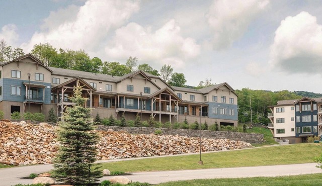 Mountainside 1-BR Ski-In/Out Okemo Retreat
