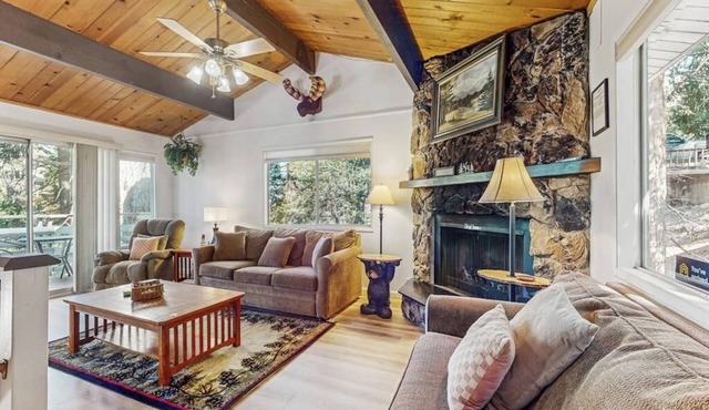 Mountainside Retreat w/Fireplace, BBQ & Furnished Deck - Near Village