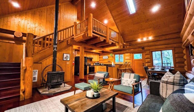 Mt. Baker Log Cabin | Fireplace + Fast WiFi