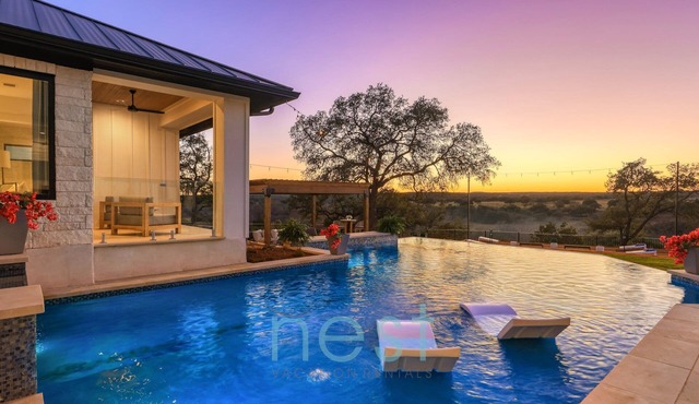 *NEW* INFINITY POOL | HOT TUB | Views | Pool Table | Fire Pit | 16 Queen Beds