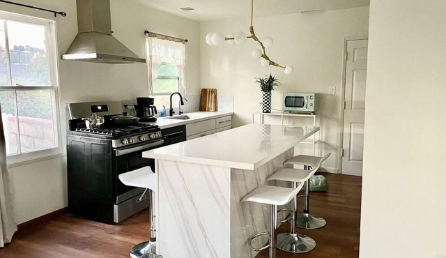 New Modern 3 Bedroom 2 Bath House near Downtown LA