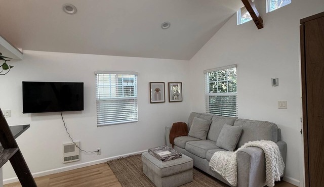 Newly renovated, Stylish Studio Beach Bungalow a couple of blocks from the beach