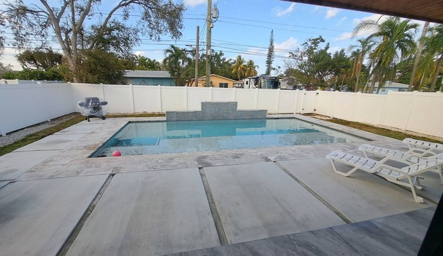 Nice spacious 5-bedroom house in Dania Beach with AC