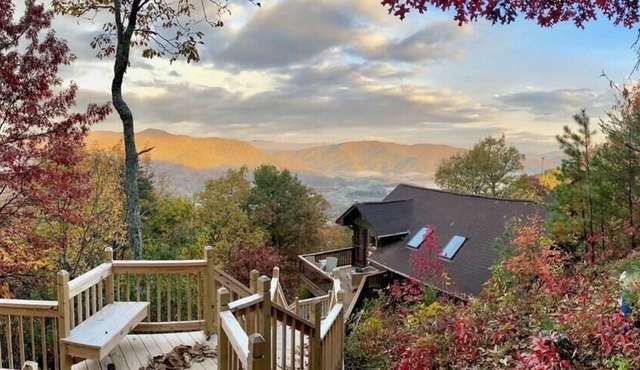 Nugget's Lodge - Ultimate Dog-Centric WNC Mtn Escape, Hot Tub & Panoramic Views