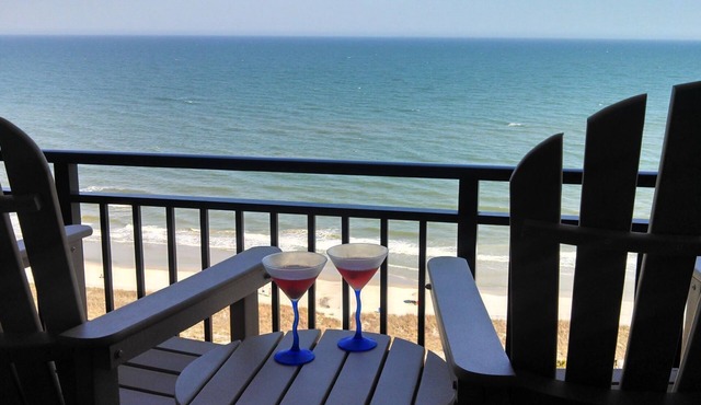 OCEAN FRONT SUNRISES. Summer escape for 2. King bed, spa shower, free parking
