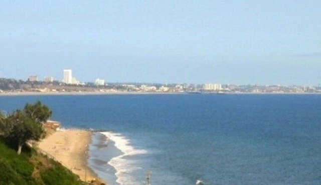 Ocean View 3000 sq ft Villa steps from sandy Beach, close to sights - sleeps 12