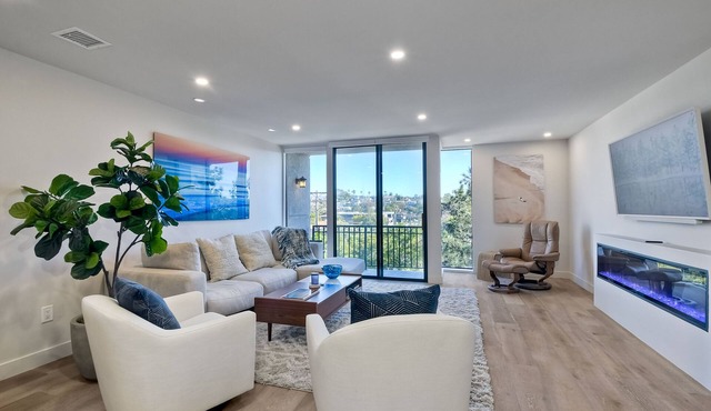Oceanfront | Luxury Remodel | Pool | Walk 2 Dining