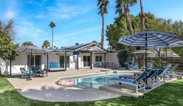 Palm Springs Artistic Pool Home – Walled Mid-Century Retreat with Pool, Spa & Mountain Views