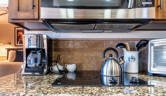 Park Place-Charming Rooftop Hideaway in Heart of Downtown-Perfect Location!