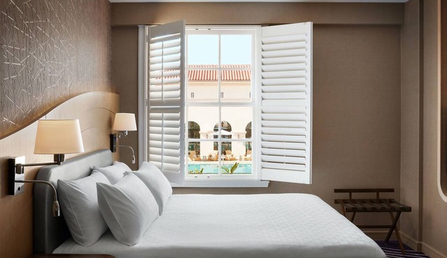 Pasadena Hotel & Pool, Deluxe Pool View Room with One King Bed, Parking