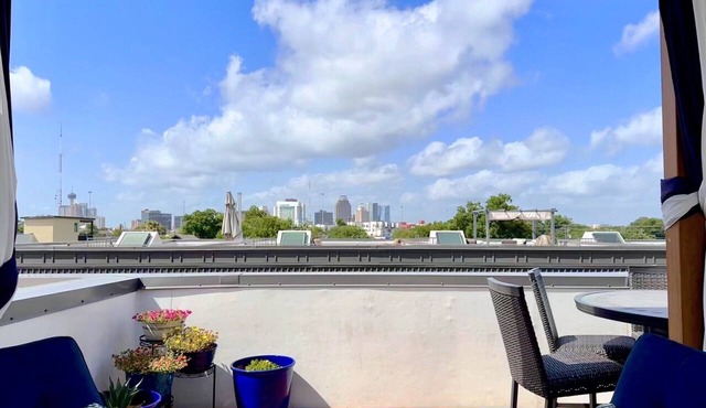 Pearl District Oasis: Rooftop Terrace & Panoramic City Views