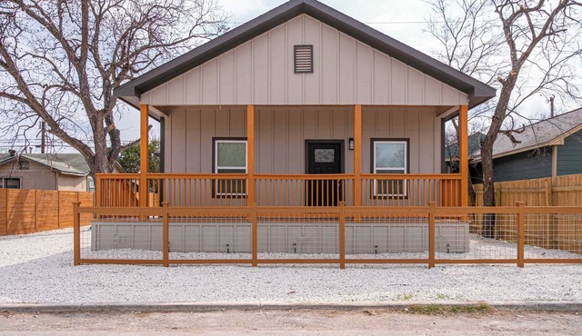 Perfect 2BR/2BA Base: Chill, Modern, Near Downtown