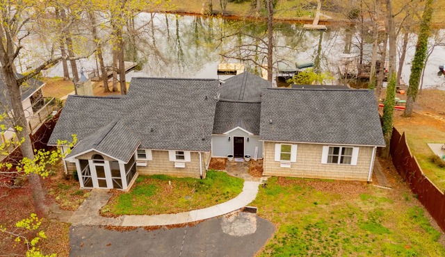 Perfect 4-bedroom house in tranquil Lake Bowen waterfront