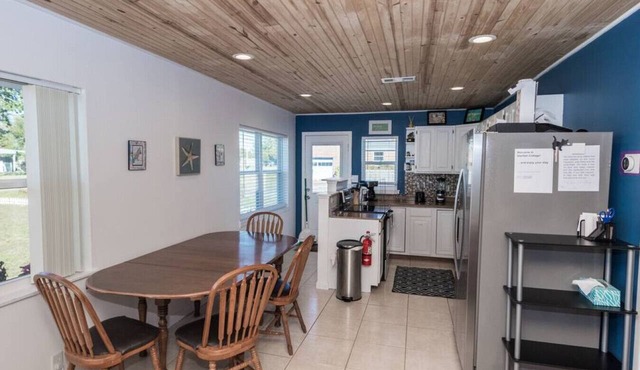 Pet Friendly Cheerful home on Emerald Coast