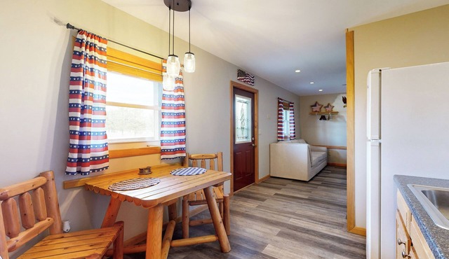 Pet Friendly! Countryside Couples Stay in Illinois