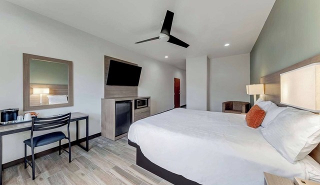 Pet-Friendly Room w/Continental Breakfast – Stay Near I-10 & I-35