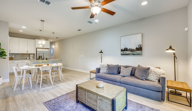 Pet-Friendly Townhome, 1 Mi to Southbank Riverwalk