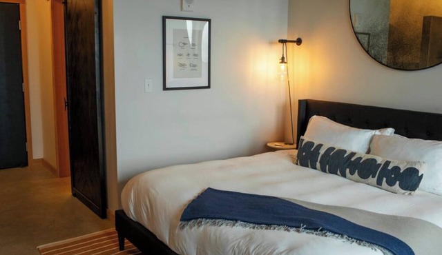 Pets Allowed, River View King Room at Bowline Hotel