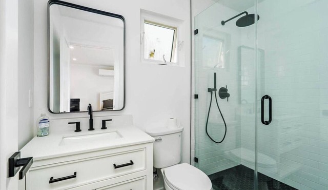 Private Guest House in Miracle Mile