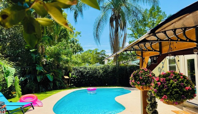 Private Oasis: Pool & Garden Paradise, HotTub & Coffee