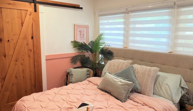 Private Suite Near Fairplex & Downtown Pomona + historical neighborhood,