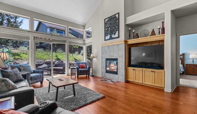 Quiet & Private Eagle Crest 2 BR | Close To Pools