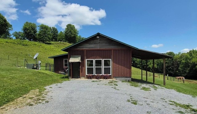 Relax Inn Creekside. 2-bedroom cottage in beautiful Roan Mtn w/incredible views