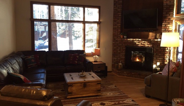 REMODELED 2 BR + LOFT/2.25 BA in Mammoth Lakes - Woodlands Complex - Sleeps 8
