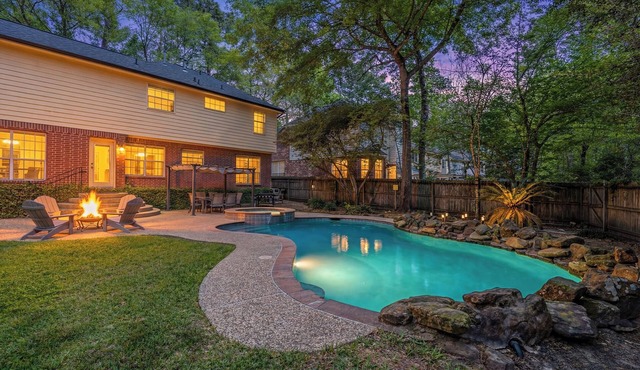 Resort-Style Pool + Spa + BBQ. Spacious 4 bdr Home @The Woodlands