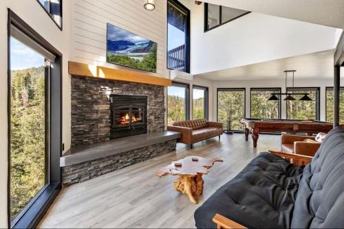 Riverfront Retreat with pool, Hot Tub, Mountain Views