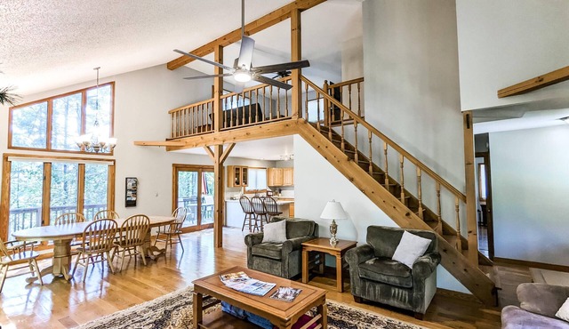 Rustic Pet‑Friendly Cabin Hot Tub Sleeps 10 Walk to JuneBug Venue