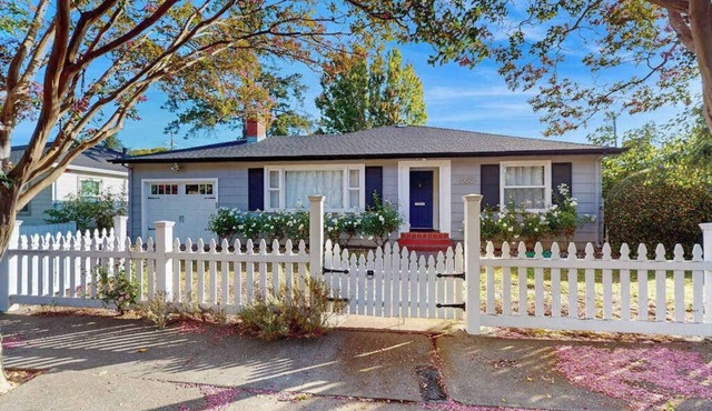 Santa Rosa 2BR home with shaded patio — walk to Willi's Wine Bar