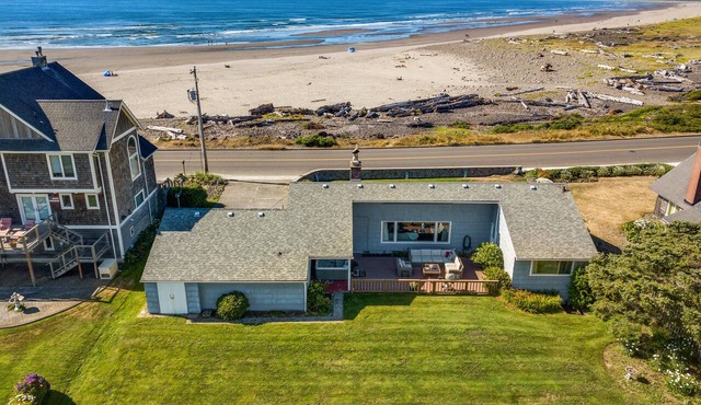 SeaView:~ HotTub~StepsToBeach~Ocean/Mt/Golf Views!~Bikes~DogsOK~Cornhole-Patio