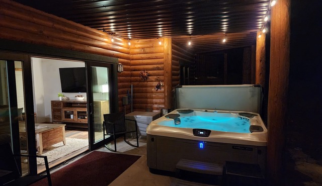 Secluded Guest Suite Covered Hot Tub, Private Drive, Mountain Valley Views