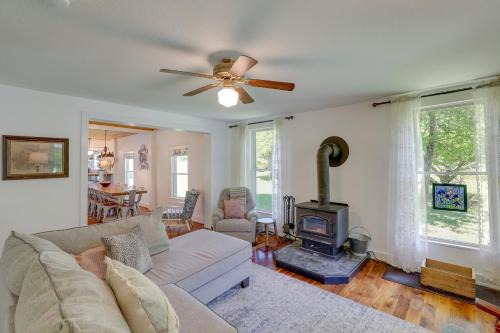 Secluded Marshall Farmhouse w/Hot Tub!